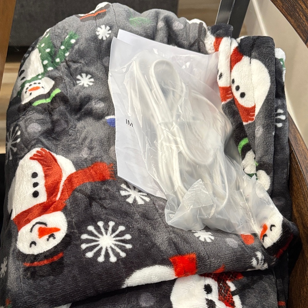 Cozy Snowman Electric Holiday Blanket - Gray and White - Picture 2 of 2
